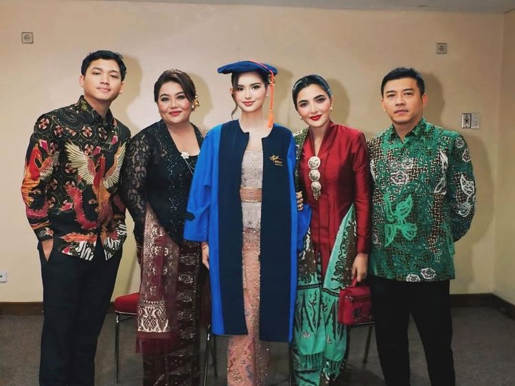 Sarah Menzel Wisuda, Ashanty dan KD Kompak Temani Calon Istri Azriel