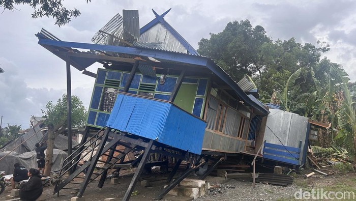 Angin Puting Beliung Rusak 30 Rumah-2 Sekolah di Lanrisang Pinrang