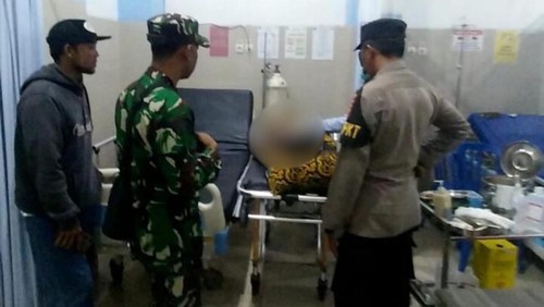 Seorang warga di Lobar dibawa ke Puskesmas Sigerongan usai ditemukan di dalam selokan, Minggu (14/12/2025). (Foto : Dok Polresta Mataram).