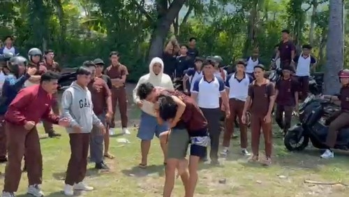 Tangkapan layar video perkelahian pelajar di Buleleng yang viral di media sosial.