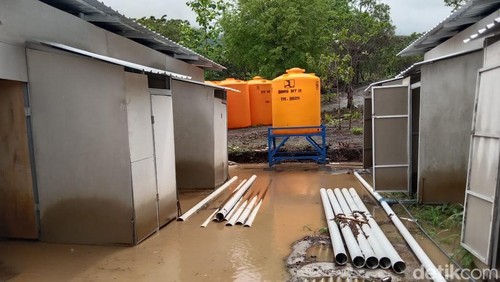 Situasi banjir lahar dingin di Hunian Sementara (Huntara) penyintas erupsi Gunung Lewotobi Laki-laki, 3 Desember 2025. (Yurgo Purab)