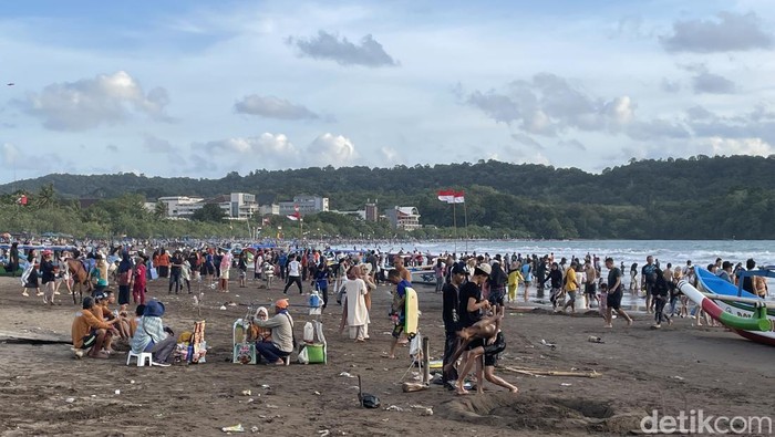 Pantai Pangandaran Dipadati Wisatawan Jelang Liburan Nataru