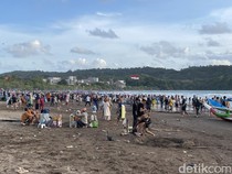 Pantai Pangandaran Dipadati Wisatawan Jelang Liburan Nataru