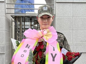 Momen Haru Taeyong NCT Pulang Wajib Militer, Disambut Pelukan Ayah Ibunya