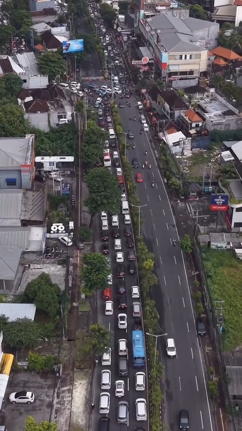 Tangkapan layar kepadatan kendaraan di sekitar Simpang Sunset Road masuk Jalan Mertanadi, Kerobokan, Minggu (14/12/2025). (Instagram Info Kerobokan)