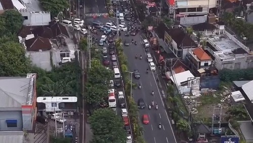 Tangkapan layar kepadatan kendaraan di sekitar Simpang Sunset Road masuk Jalan Mertanadi, Kerobokan, Minggu (14/12/2025). (Instagram Info Kerobokan)