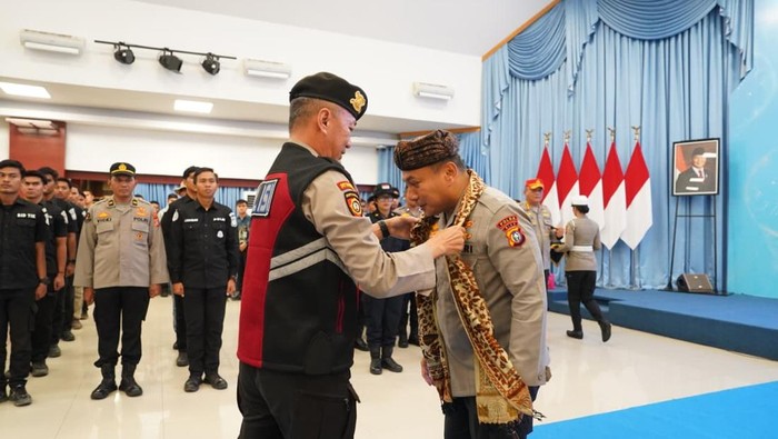 Saluak dan Selendang Tanda Kasih Warga Agam untuk Kapolda Riau