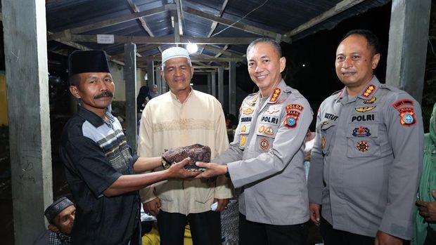 Tokoh masyarakat Palembayan, Agam memberikan saluak dan selendang tanda kasih kepada Kapolda Riau Irjen Pol Herry Heryawan. Tokoh masyarakat Palembayan, Agam memberikan saluak dan selendang tanda kasih kepada Kapolda Riau Irjen Pol Herry Heryawan.