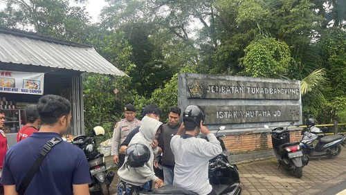 Warga saat menenangkan pelaku percobaan bunuh diri di Jembatan Tukad Jangkung, Badung, dan sudah dijemput keluarganya, Minggu (14/12/2025). (Istimewa)