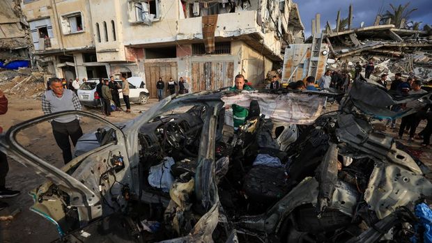 Warga Palestina memeriksa lokasi serangan Israel terhadap sebuah mobil di Kota Gaza, 13 Desember 2025. (REUTERS/Dawoud Abu Alkas)