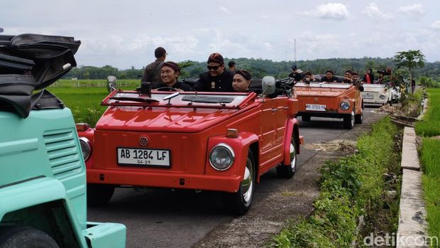 Wisatawan saat berfoto dengan busana Jawa dan latar belakang persawahan di Nanggulan, Kulon Progo, Sabtu (13/12/2025).