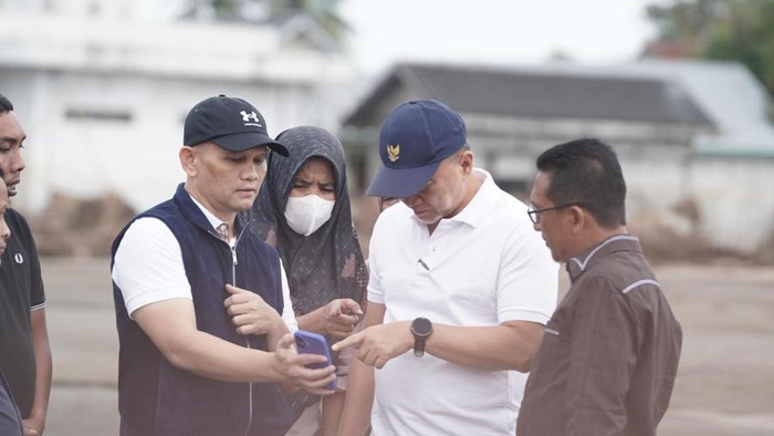 Menko Zulhas Tinjau Lahan Pertanian yang Terdampak Bencana Banjir di Bireuen