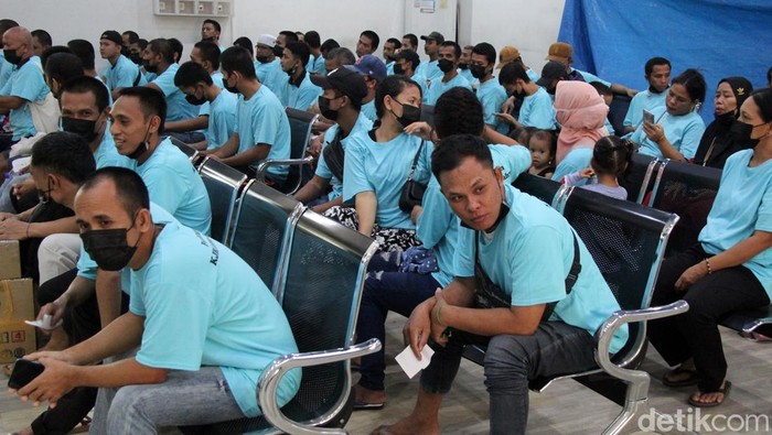 Pekerja migran Indonesia (PMI) yang dideportasi dari Malaysia menunggu bus jemputan di Terminal Penumpang Pelabuhan Pelindo Dumai, Riau, Minggu (14/12/2025). Sebanyak 142 orang PMI serta lima orang anak dari Detensi Machap Umboo Melaka dideportasi oleh otoritas imigrasi Malaysia tiba di tanah air lewat Dumai dan ditempatkan di rumah singgah pelayanan perlindungan pekerja migran (P4MI) sebelum pulang ke daerah asal. ANTARA FOTO/Aswaddy Hamid/agr