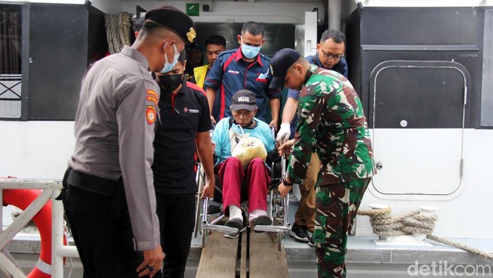 Pekerja migran Indonesia (PMI) yang dideportasi dari Malaysia menunggu bus jemputan di Terminal Penumpang Pelabuhan Pelindo Dumai, Riau, Minggu (14/12/2025). Sebanyak 142 orang PMI serta lima orang anak dari Detensi Machap Umboo Melaka dideportasi oleh otoritas imigrasi Malaysia tiba di tanah air lewat Dumai dan ditempatkan di rumah singgah pelayanan perlindungan pekerja migran (P4MI) sebelum pulang ke daerah asal. ANTARA FOTO/Aswaddy Hamid/agr