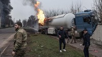 Truk tangki yang menjadi sasaran merupakan kendaraan sipil, menambah daftar infrastruktur non-militer yang terdampak konflik di wilayah Ukraina timur. Anadolu via Getty Images/Anadolu