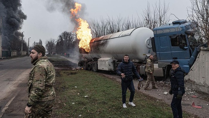 DRUZHKIVKA, UKRAINE - DECEMBER 15: Paramedics observe the scene of attack by a Russian FPV drone on a civilian tanker truck in Druzhkvivka, Donetsk Oblast, Ukraine on December 15, 2025. (Photo by Diego Herrera Carcedo/Anadolu via Getty Images)