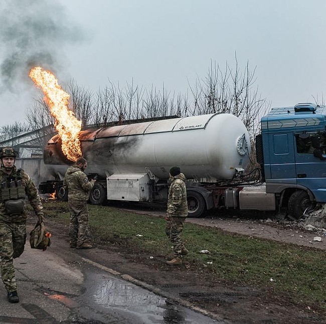 Serangan Drone Rusia Bakar Truk Tangki di Ukraina Timur