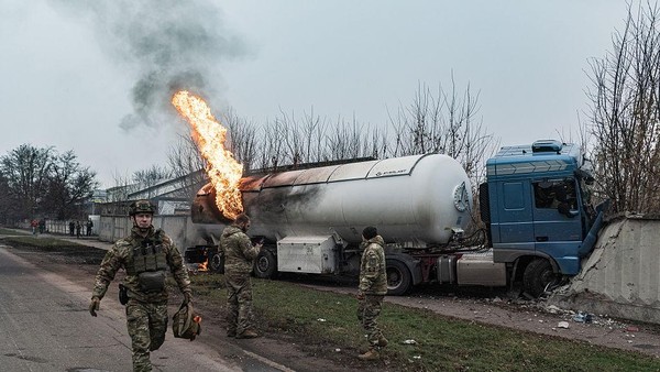 Serangan Drone Rusia Bakar Truk Tangki di Ukraina Timur
