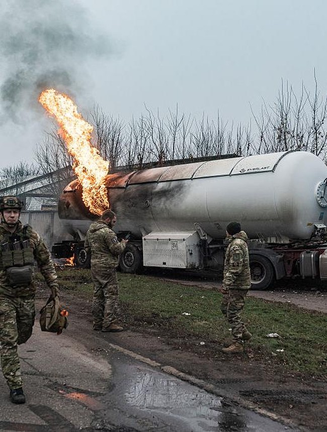 Serangan Drone Rusia Bakar Truk Tangki di Ukraina Timur
