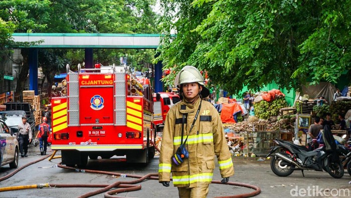 Kebakaran terjadi di Pasar Induk Kramat Jati, Jakarta Timur, Senin (15/12/2025). Sebanyak 16 unit mobil pemadam kebakaran dikerahkan untuk mengendalikan kebakaran tersebut.
