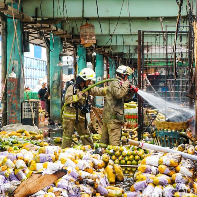 Damkar Berhasil Kendalikan Kebakaran Pasar Induk Kramat Jati
