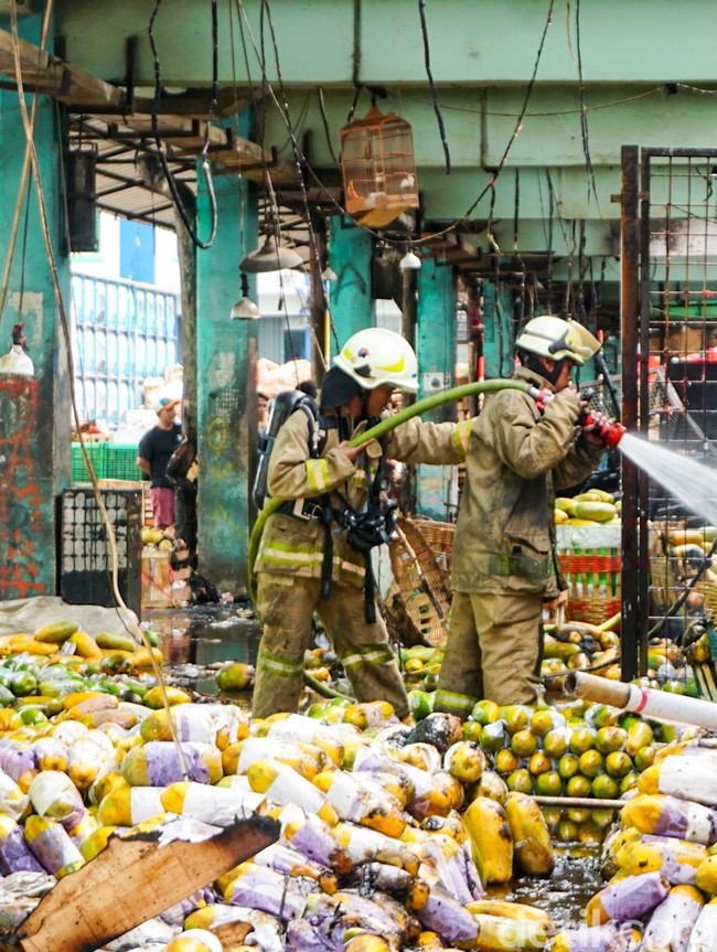 Damkar Berhasil Kendalikan Kebakaran Pasar Induk Kramat Jati