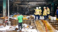 Petugas berupaya mengisolasi titik api di tengah kompleks pasar yang padat kios.
