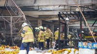 Petugas pemadam kebakaran masih menyisir sisa-sisa api di lokasi. Salah satu petugas mengatakan saat ini sudah situasi di lokasi dalam tahap pendinginan.