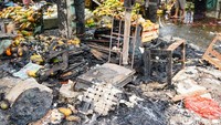 Lapak pedagang hangus setelah tragedi kebakaran di Pasar Induk Kramat Jati, Jakarta Timur, Senin (15/12/2025).