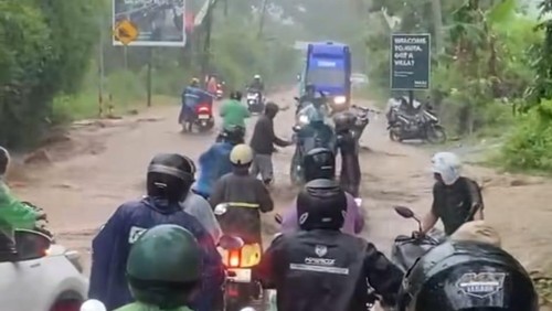 Air deras genangi jalan raya Sengkol-Kuta Mandalika, tepatnya di tanjakan PP, Senin (15/12/2025). (dokumentasi warga)