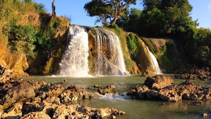 Pesona Air Terjun Toroan di Alam Madura yang Jatuh Langsung ke Laut