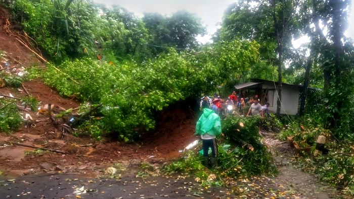 Jalan Bagbagan-Kiaradua Sukabumi Dikepung Longsor, Akses Lalin Lumpuh