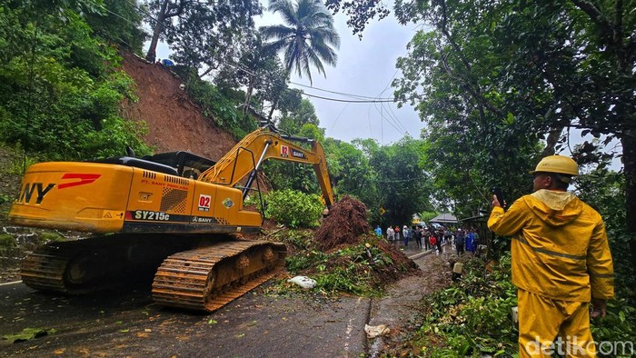 Sempat Lumpuh, Jalan Bagbagan-Kiaradua Sukabumi Kini bisa Dilalui