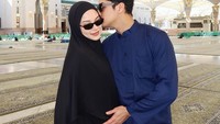Al Ghazali dan Alyssa Daguise tetap menjalani umrah meski baru pulang dari babymoon di Thailand. Keduanya terlihat kompak, tenang, dan penuh kebersamaan di Masjid Nabawi. (Instagram @alghazali7 dan @alyssadaguise)