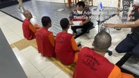 Penampakan Ammar Zoni bersama dengan lima terdakwa lainnya sudah tiba di Lapas Narkotika Jakarta (Cipinang) dari Lapas Karang Anyar Nusakambangan. Foto: dok. Istimewa