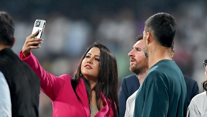 Istri Pejabat India Viral Selfie Bareng Messi Sambil Kunyah Permen Karet