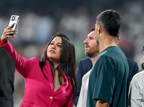 Istri Pejabat India Viral Selfie Bareng Messi Sambil Kunyah Permen Karet