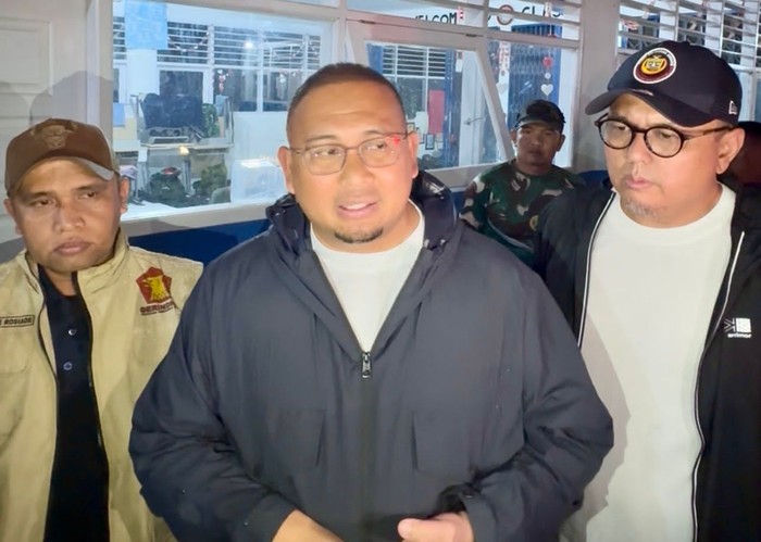 Andre Rosiade Antar 500 Nasi Bungkus ke Korban Banjir Bandang Pauh Padang