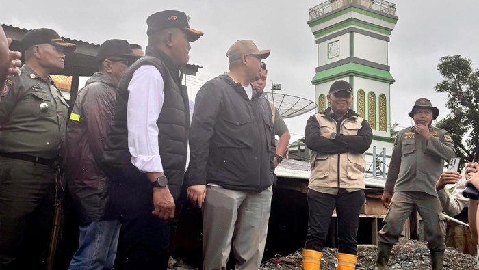 Andre Rosiade Resmikan Jembatan Bailey dan Salurkan Bantuan Sembako di Solok