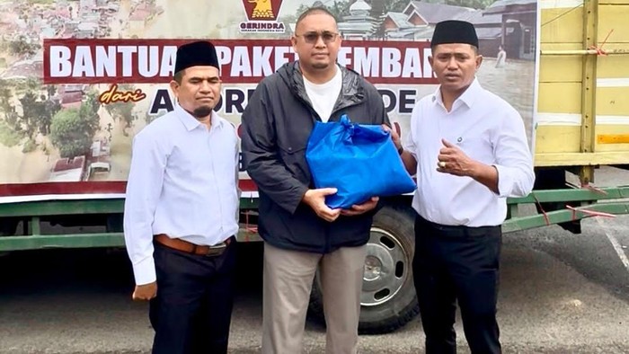 Andre Rosiade Serahkan 5.000 Paket Sembako ke Korban Banjir di Solok