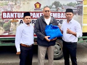 Andre Rosiade Serahkan 5.000 Paket Sembako ke Korban Banjir di Solok