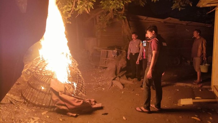 Polisi Bongkar dan Bakar Arena Sabung Ayam di Balongbendo Sidoarjo