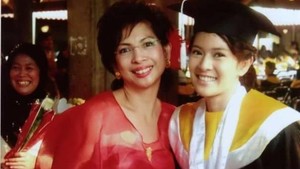 Dian Sastrowardoyo membuktikan keseimbangan karier dan pendidikan lewat gelar S2 Cum Laude dari Universitas Indonesia. Foto: Instagram