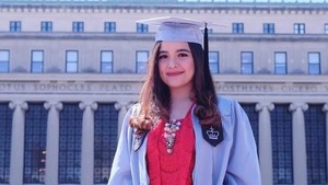 Tasya Kamila membuktikan mantan penyanyi cilik juga bisa berprestasi di dunia akademik dengan lulus S2 Cum Laude dari Columbia University. Foto: Instagram