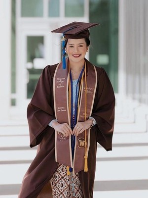 Inspiratif! 7 Artis Indonesia Lulus Cum Laude hingga Summa Cum Laude