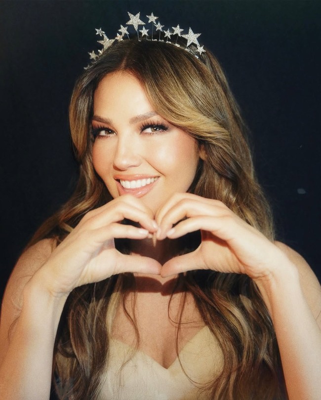 Popularitas Thalia tak berhenti di Amerika Latin. Ia kerap tampil di acara televisi internasional dan berkolaborasi dengan musisi lintas negara. Namanya menjadi salah satu figur Latin yang berhasil menjaga eksistensi global selama puluhan tahun. Foto: Instagram/@thalia