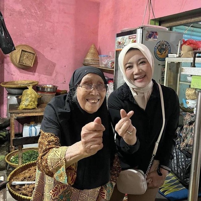 Momen Atalia Praratya Jajan Kerupuk hingga Blusukan ke Pasar Cihapit