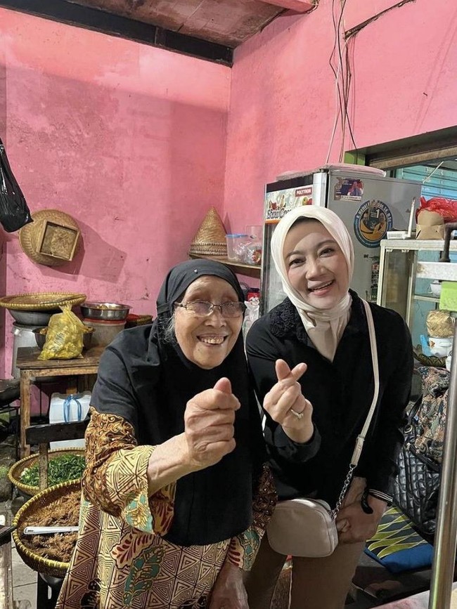 Momen Atalia Praratya Jajan Kerupuk hingga Blusukan ke Pasar Cihapit