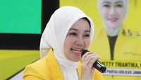 Atalia Praratya, anggota DPR RI yang kini aktif di media sosial. Tak hanya sering bagikan kiprahnya di dunia politik, tapi juga momen-momen kuliner. Foto: Instagram/@ataliapr