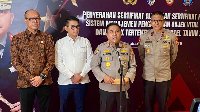 Polri Serahkan Sertifikat Audit Sistem Pengamanan Objek Vital Nasional 2025